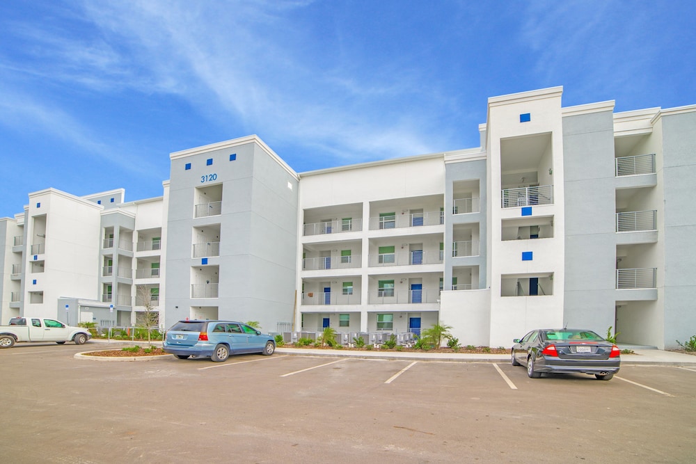 Modern Condogiant Water Slidefoosballnear Wdw! - Image 1