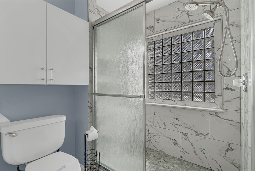 Comfortable 4BR Getaway: Wifi & Parking Included