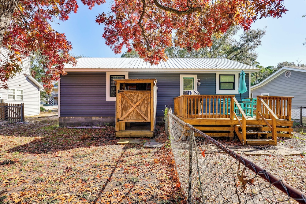 Play & Unwind, Oak Island Home < 2 Mi to Beach!