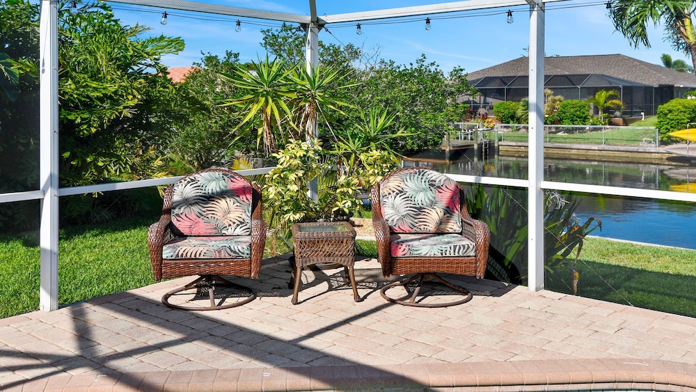 Just Chill Modern Canal Villa w Heated Pool