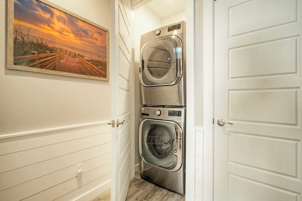 Sleeps 33! 4 Condos, Walk to the Beach, Resort-style Pool, Endless Summer Resort