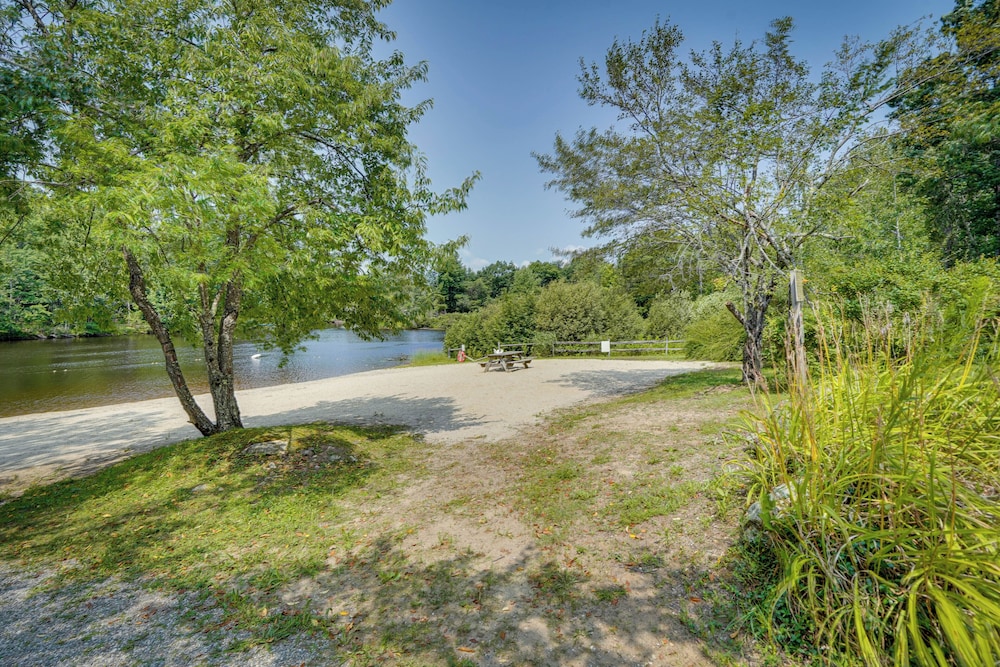 Cozy Becket Cottage Escape w/ Lake Access!