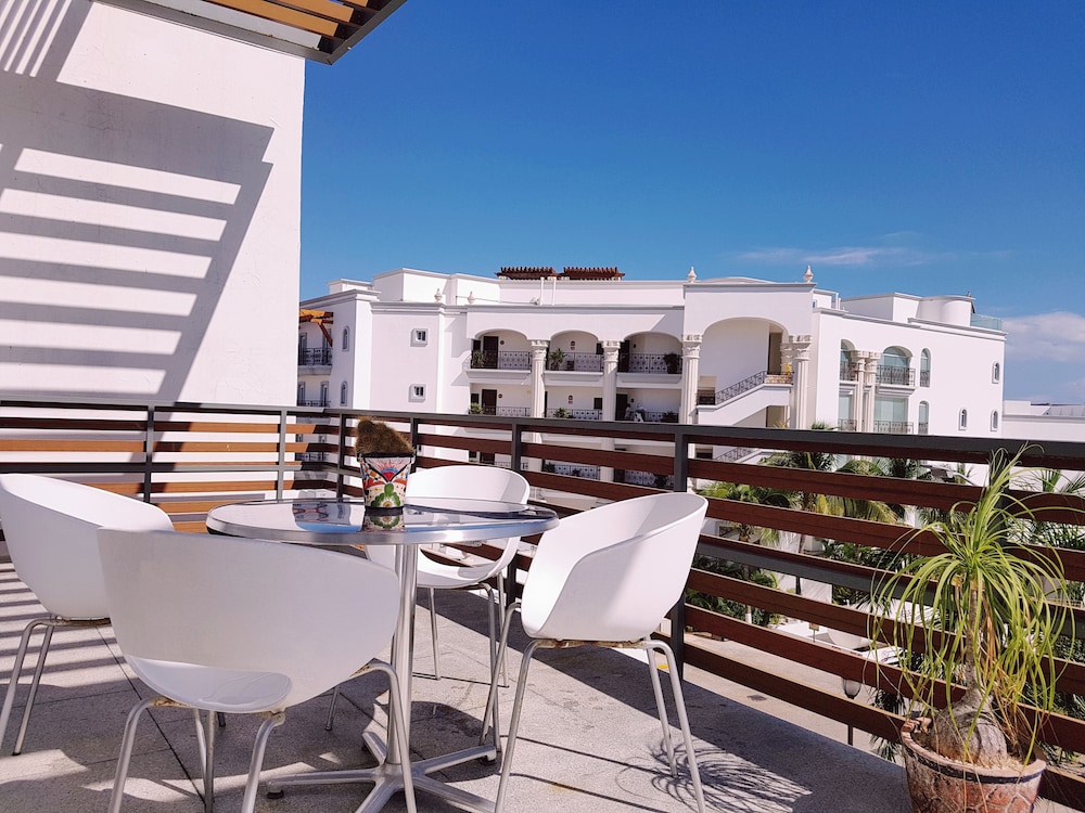 Comfortable 2 BR condo steps away from 5th Av and Mamitas Beach by Happy Address