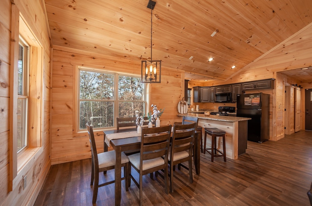Luxury Good Vibes Cabin With Tub by RedAwning view 5