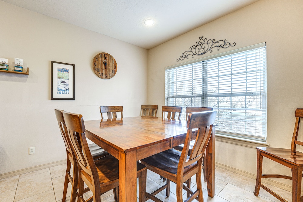 Relax Fireside: Branson West Gem w/ Hot Tub Access