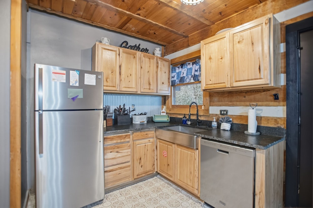 Boujee Bear Cabin With Hot Tub & Putting Green 2 Bedroom Cabin