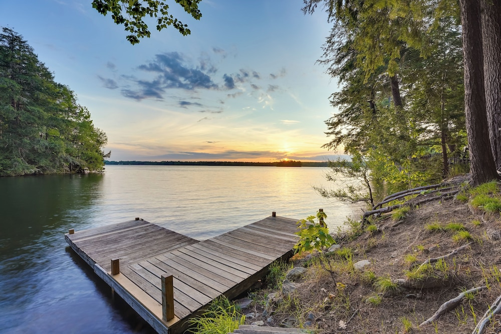 Peaceful Lakefront Maine Cabin w/ Sunset Views