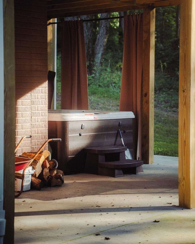 Modern 2 BD Cabin With hot tub & Games & Central Loc