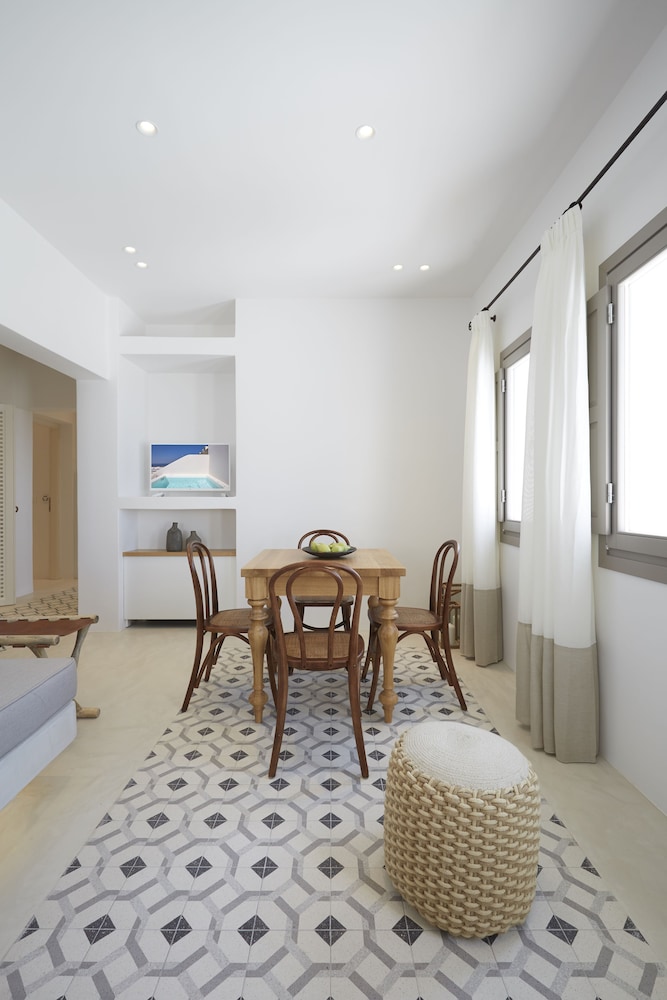White and Co. La Torre Suites