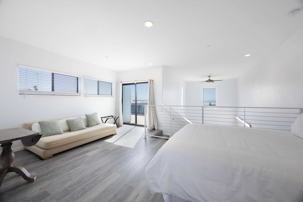 Oceanfront 2BR + Rooftop Deck, & Beach Access Strand Way B