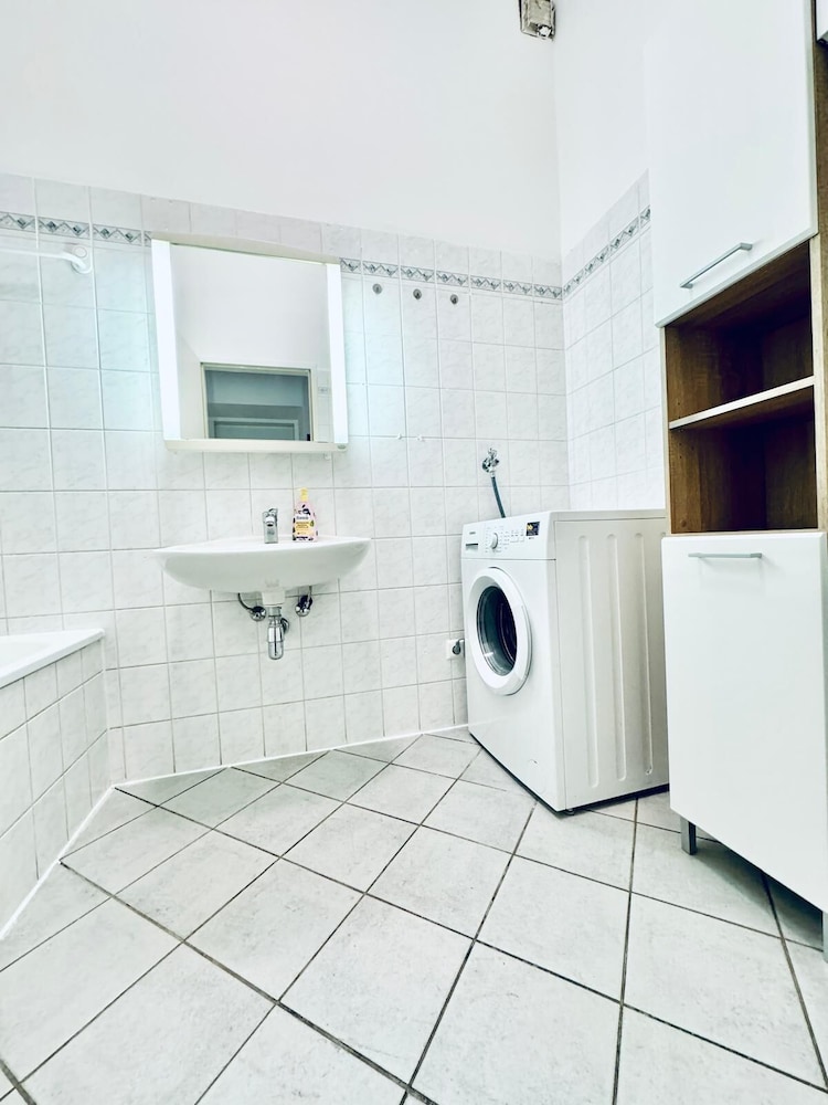 Bright 3BR Appt Steps from FAC Platz