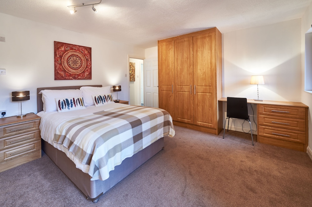 Northleigh House, Furzton, 6 Bedroom/5 Bathroom House