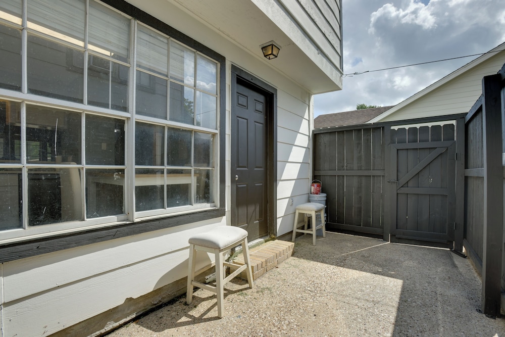 Pets Welcome! Humble Townhome 4 Mi to Airport