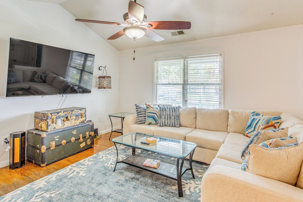 3 Mi to Ocean: Home w/ Deck in Little River!