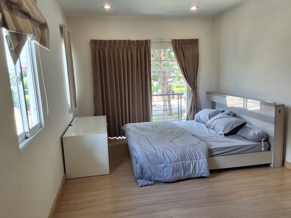 Spacious Entire House With Shared Fitness Room and Shared Indoor Pool in Club