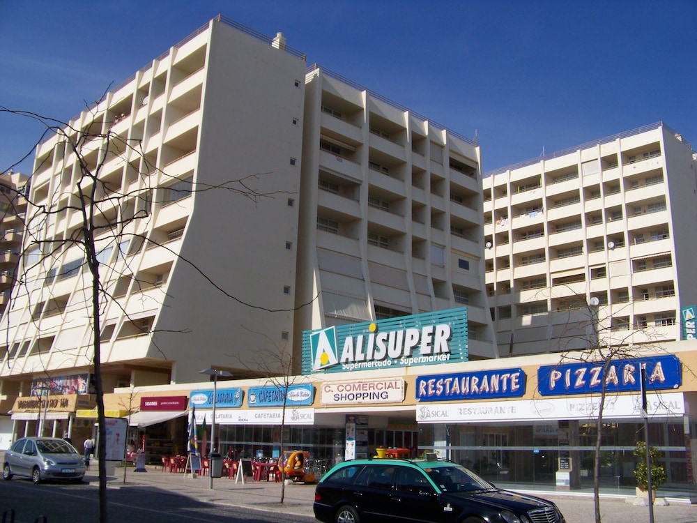 Hotel Apartamentos Varandas da Rocha - Image 1