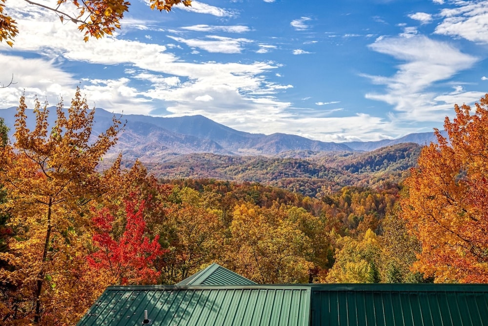 Enchanted View Lodge 3 Bedroom Cabin by RedAwning view 5