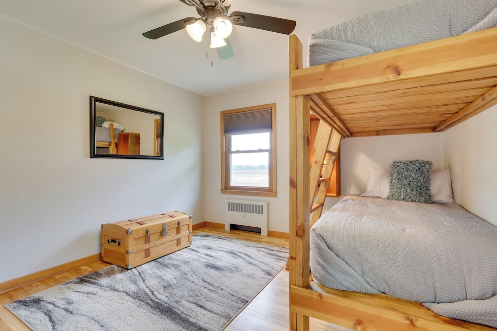 3 Mi to Lake Onalaska: Quaint Home w/ Prairie View