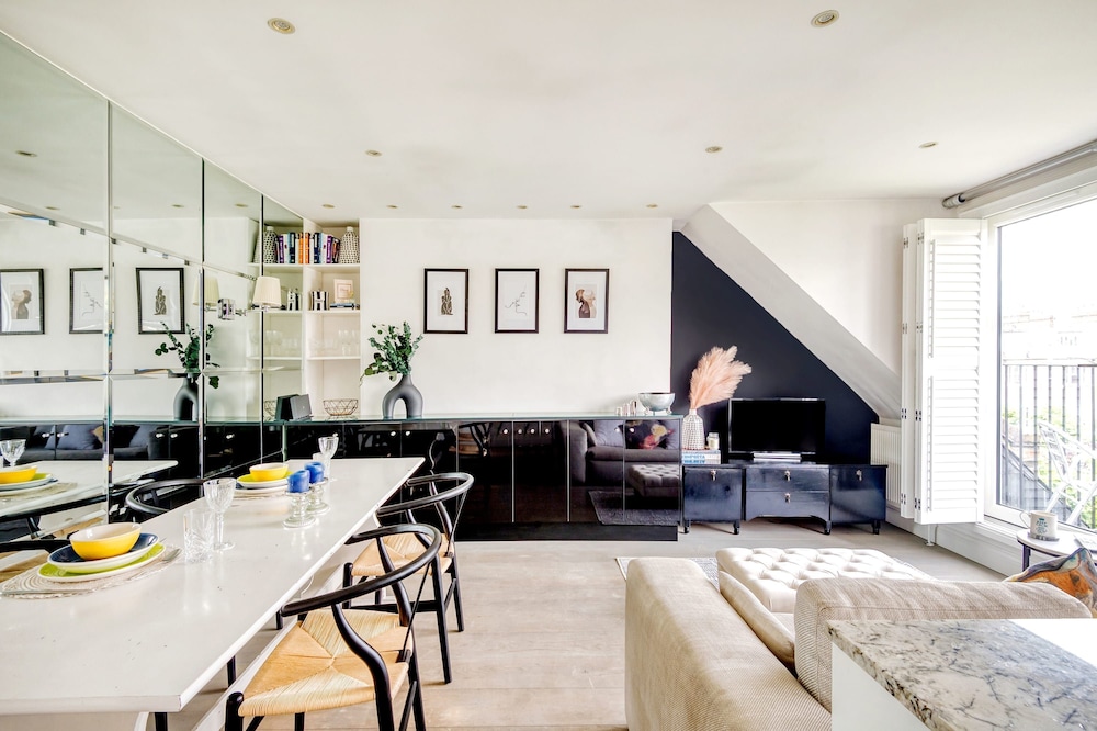 The Luxury Treehouse - One bed Little Venice - by Out of Office Lifestyle