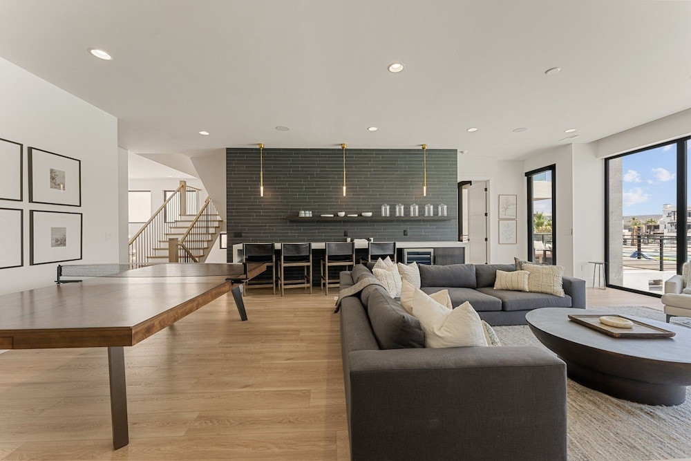 Luxury Beachside 7 Bedroom Home
