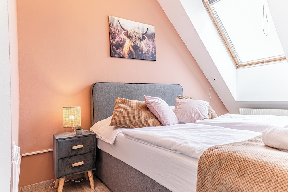 Stunning 12BR Floor For 24 People