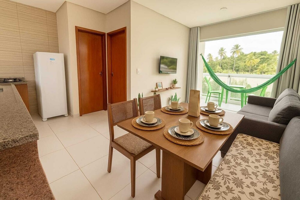 FLATS MAR'BELLA COM VARANDA, 100M PRAIA, PETFRIENDLY E ESTACIONAMENTO