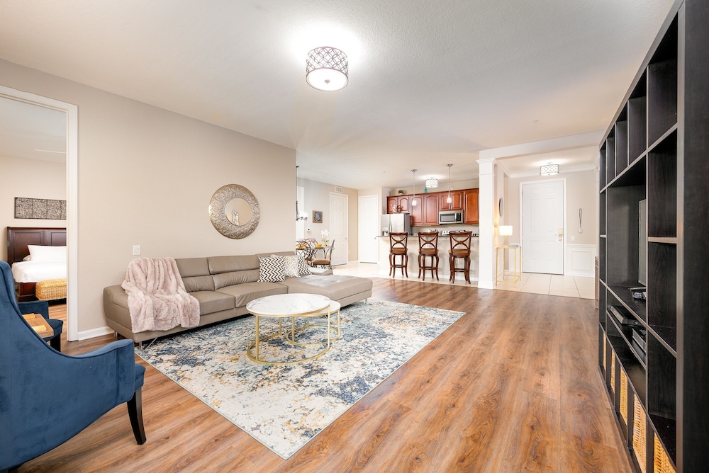 The Loft Deluxe 2 Bedroom Condo by RedAwning