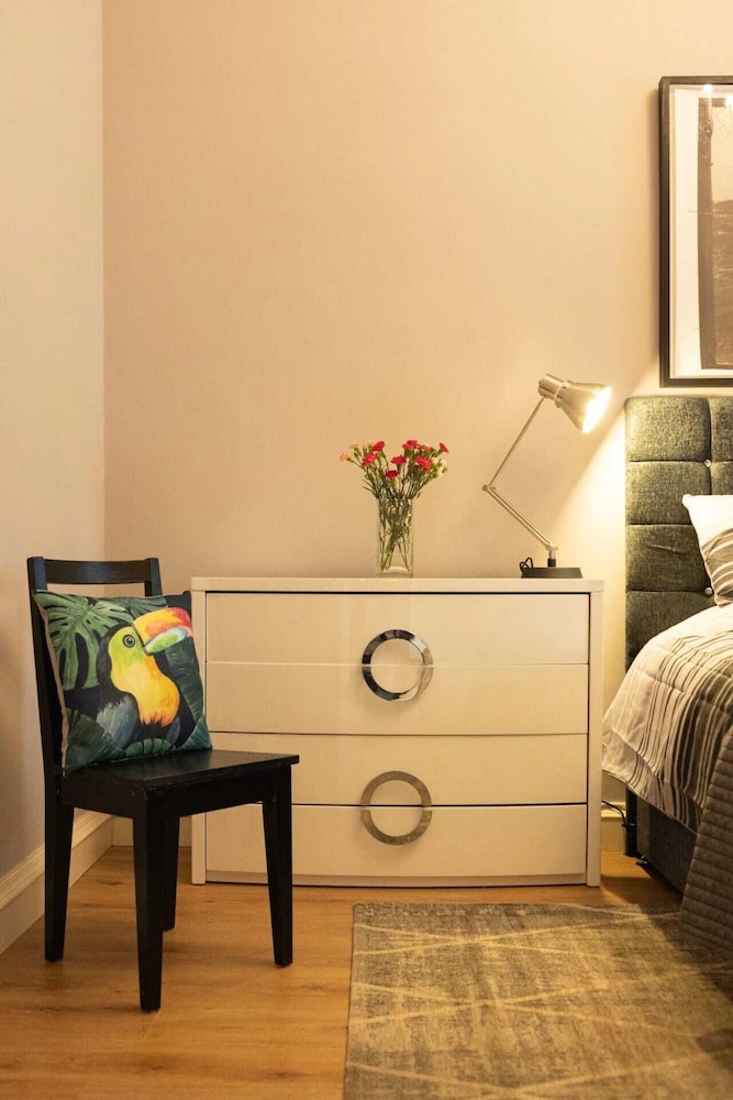 Spacious 2 Bedroom House Near The Meadows view 2