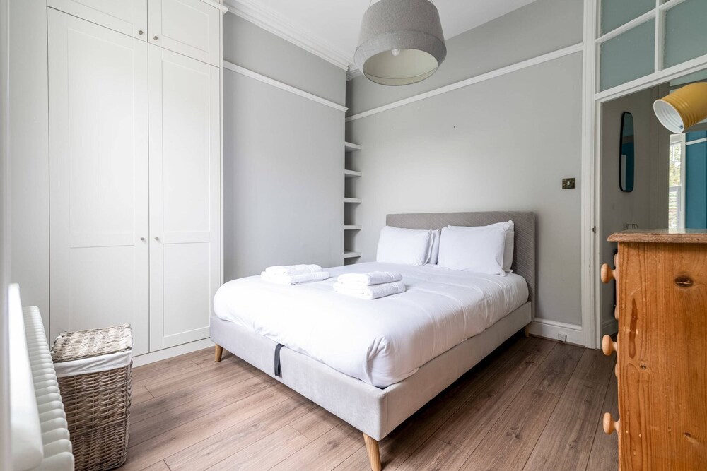 Beautiful One Bed Abode in the South West view 2