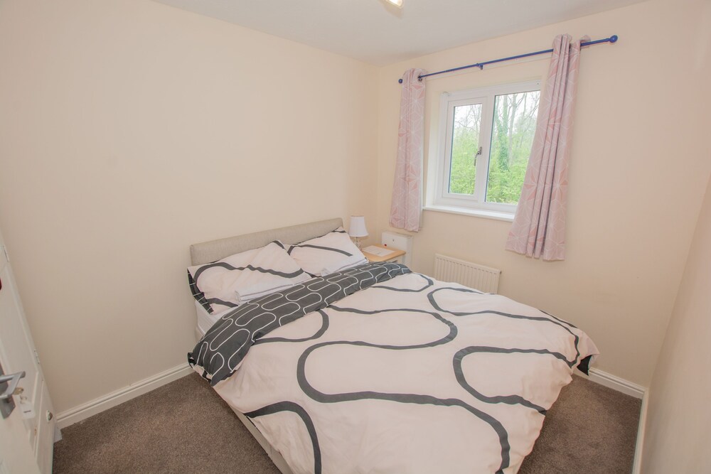 Modern 4 Bedroom Detached House in Cardiff view 3