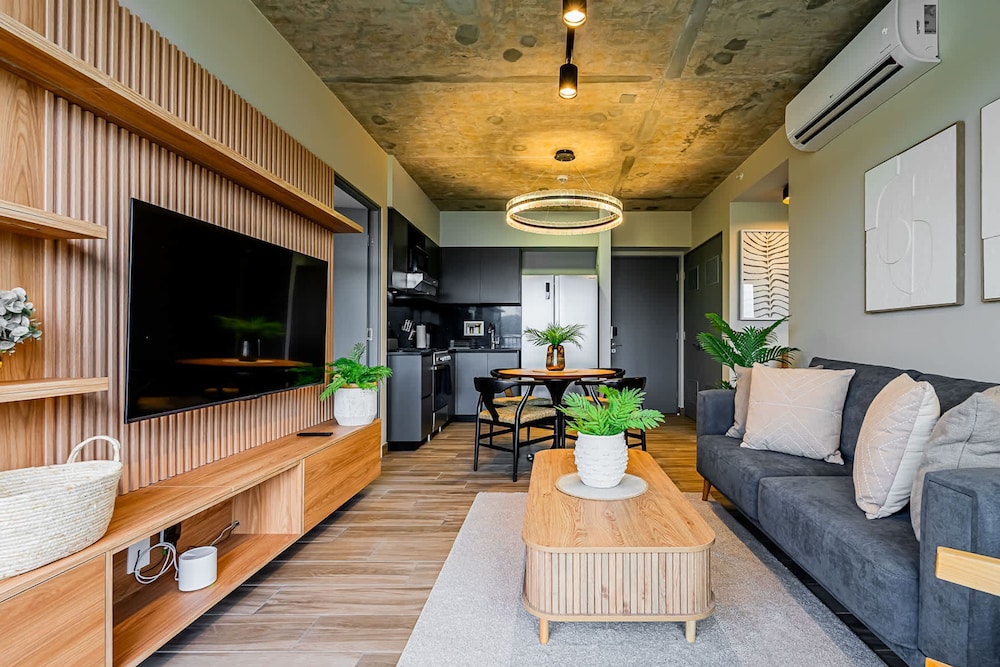 w Trendy 2BR w Balcony in the Heart of Centriqo