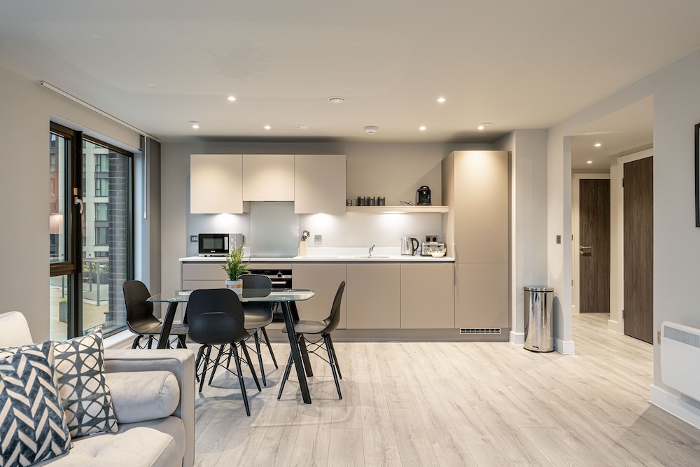 Luxury 2-bedroom Apartment in St Martin s Place BMH