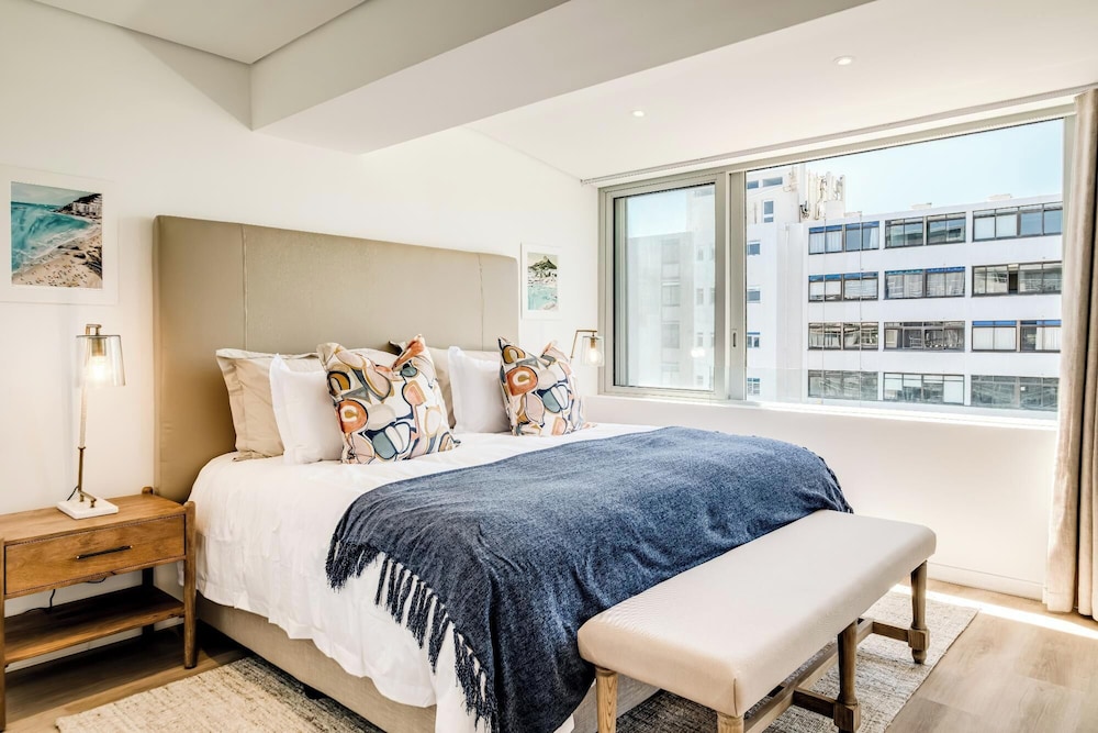 2bed Mouille Point Apartment w Amazing Cape Views
