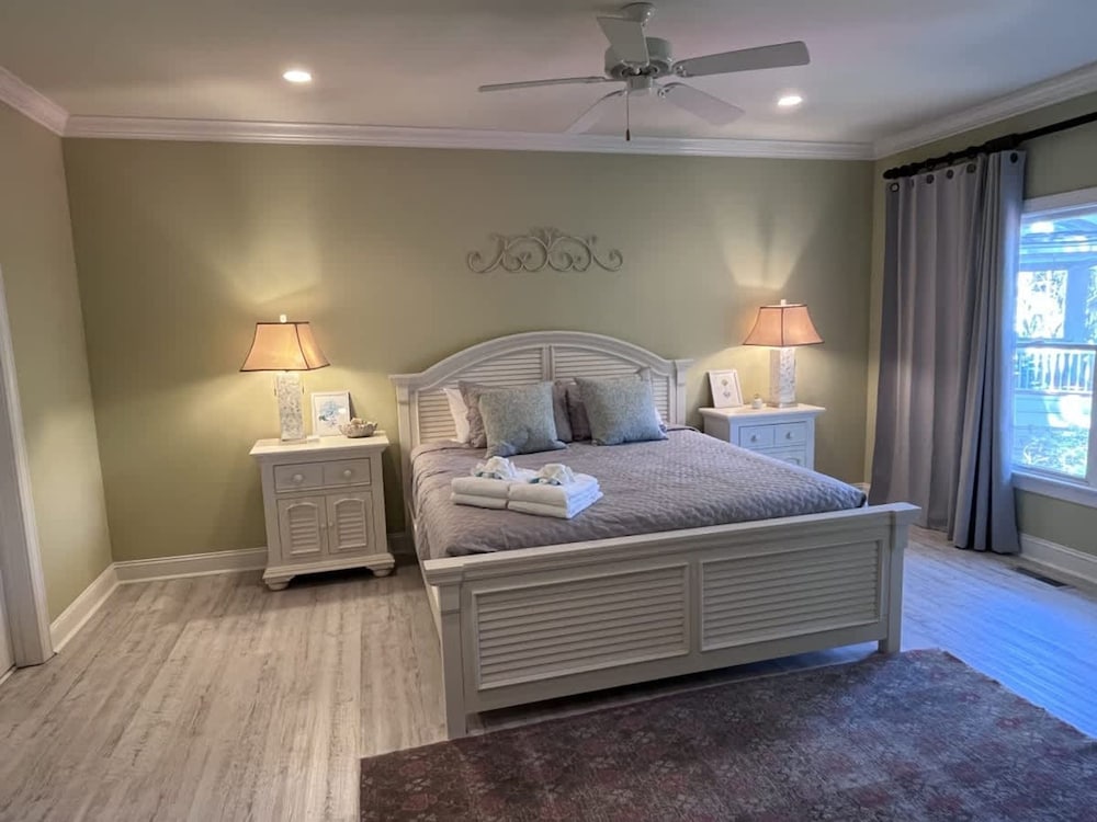 Island Time - Pet Friendly and Minutes From Beach