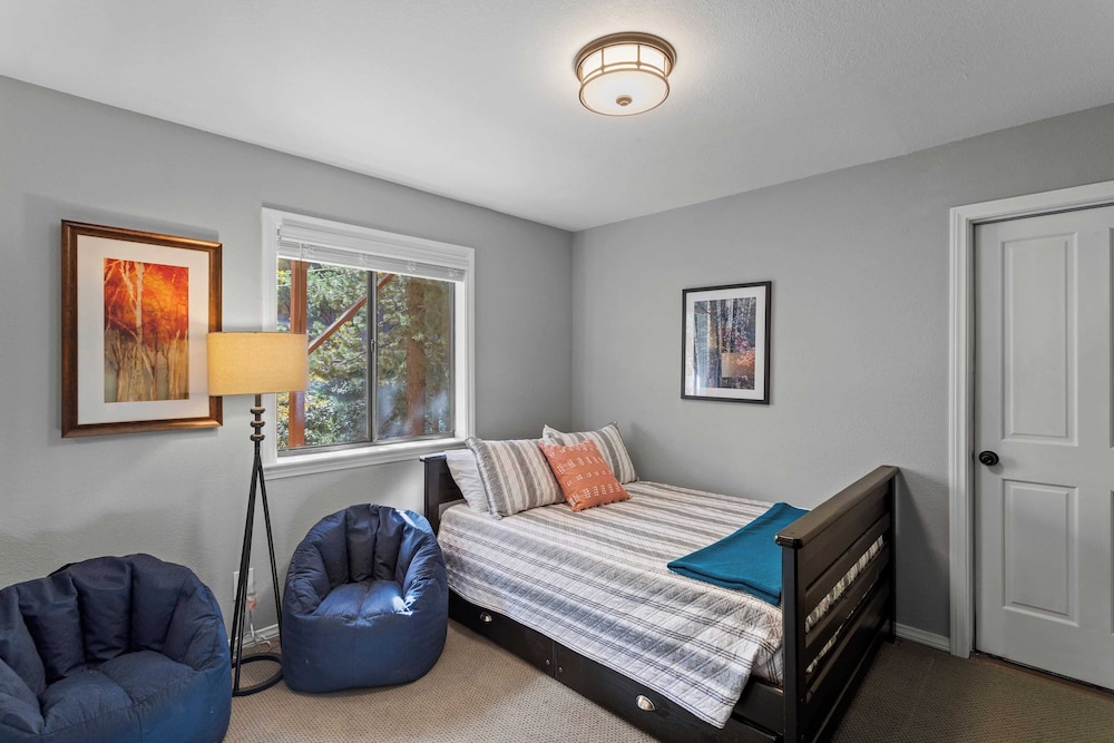 5bdr Stay w/ Fireplace, Game Room & Family-friendly Amenities Arrowhead Chalet by Avantstay