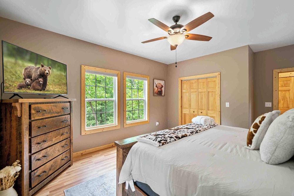 New Listing - Luxurious Mountain Home for 8 With Amenities