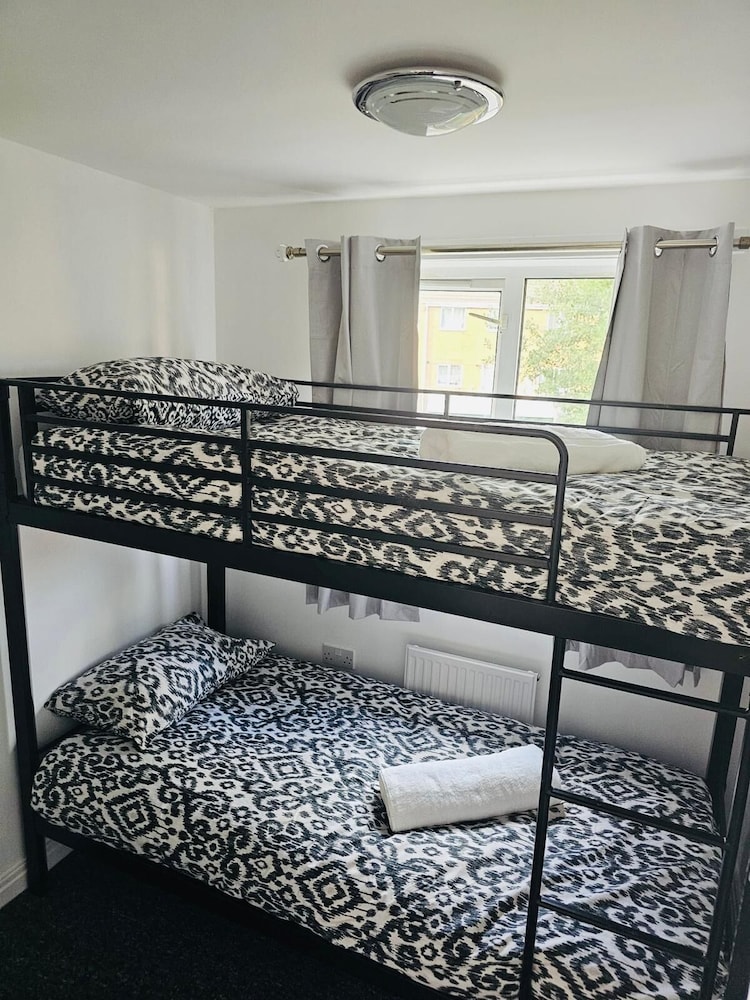 Stylish 3 Bed Home Parking City centre