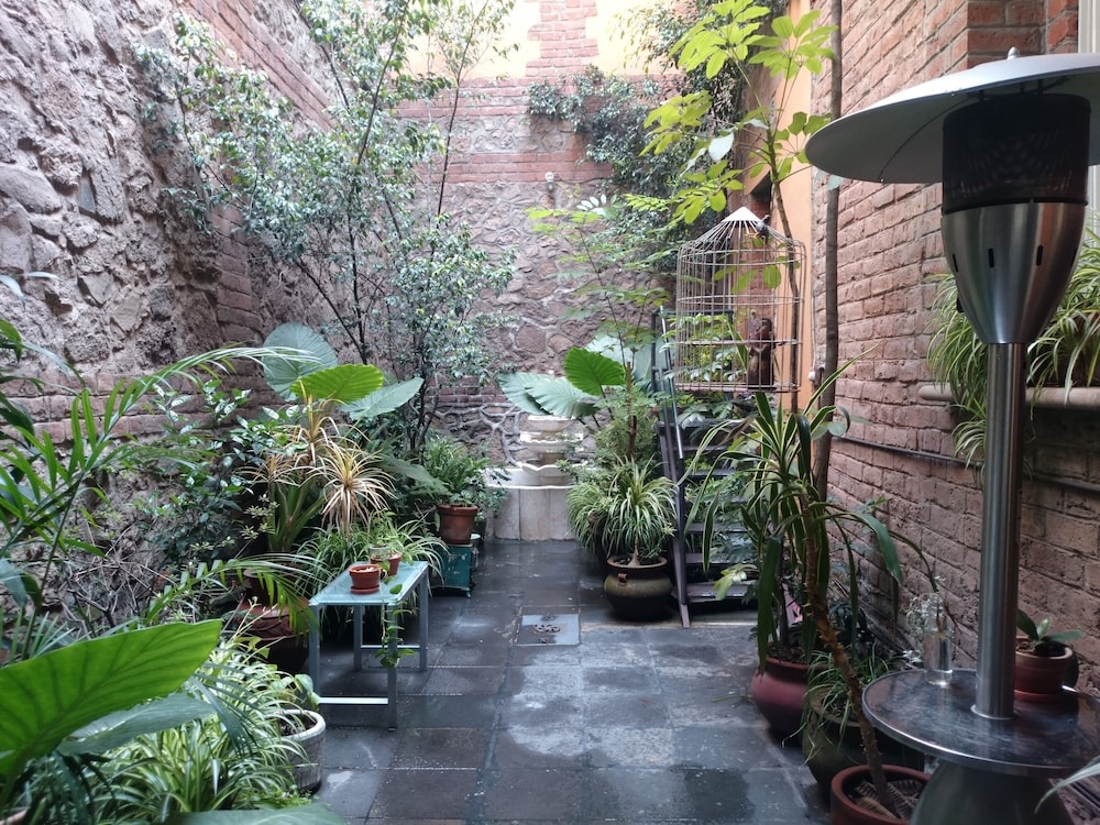 El Patio 77
