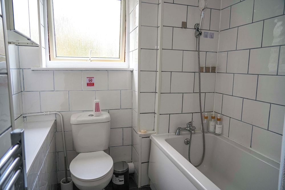 Milton Keynes Home - Sleeps 4 - Parking