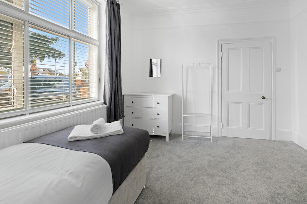 Heathrow Living Stanwell Serviced House