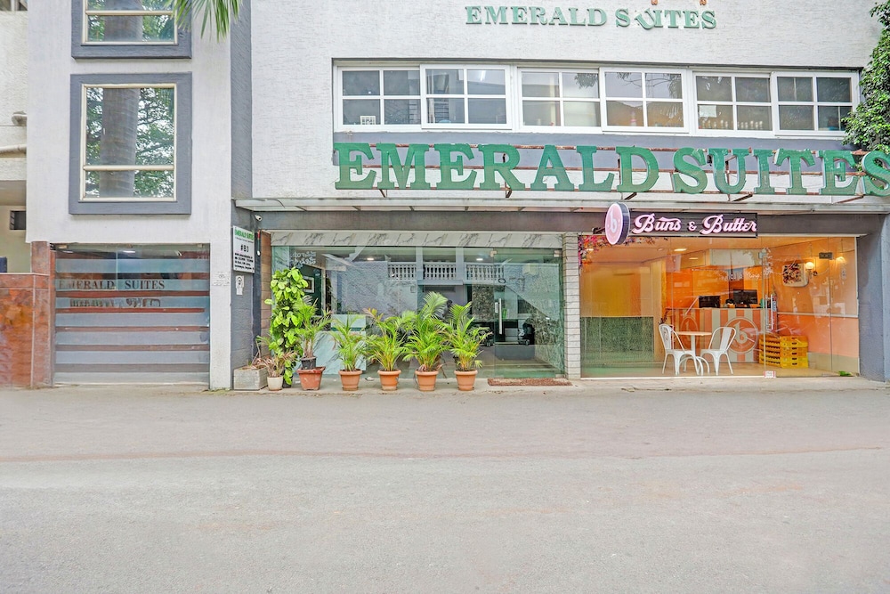 FabHotel Emerald Suites - Near MG Road Metro Station