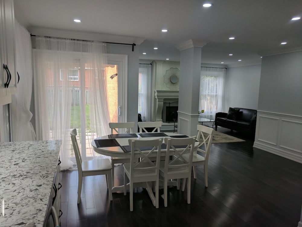 QuickStay - Beautiful 5bdrm House in Vaughan