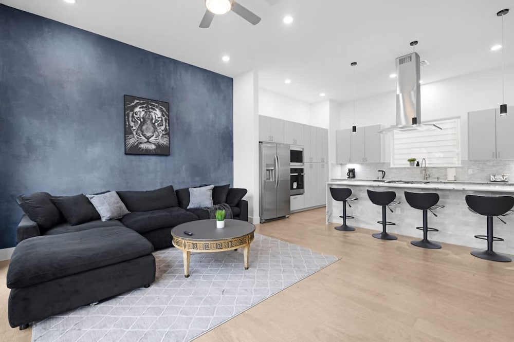 Perfect Houston Group Stay for 12 With 6 Beds 6 Baths