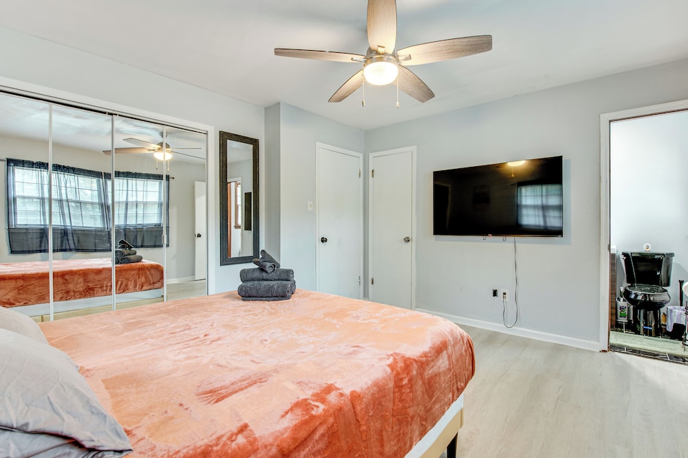 6 Mi to Airport: Riverdale Home w/ Private Pool!