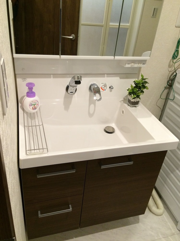 Kasai Guest House, 4min to Kasai Sta, Direct buses to Airport & Disney