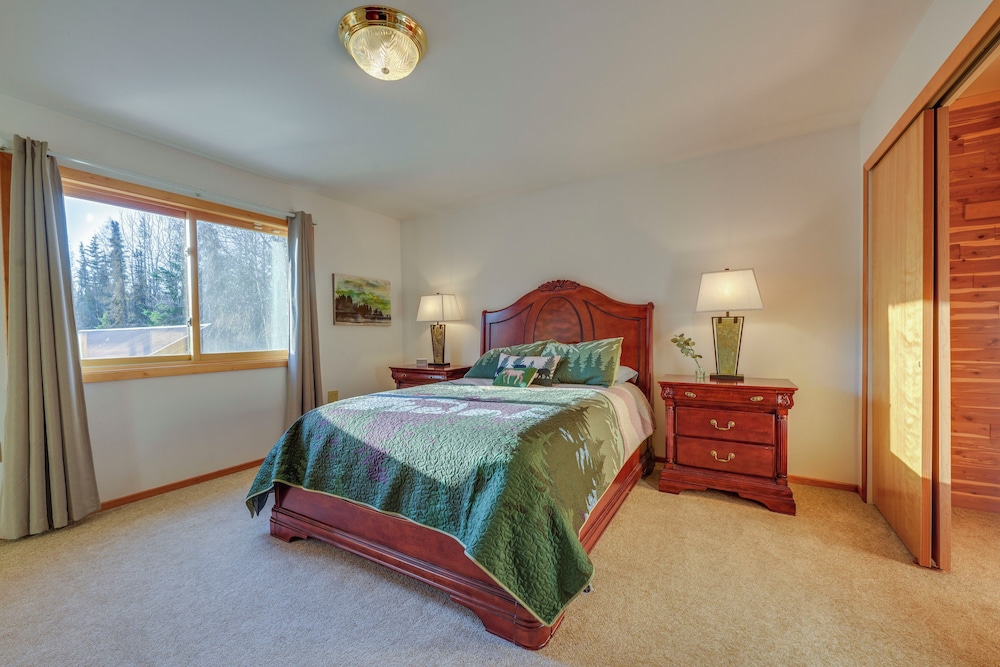 On-site Kenai River Fishing: Soldotna Apartment!