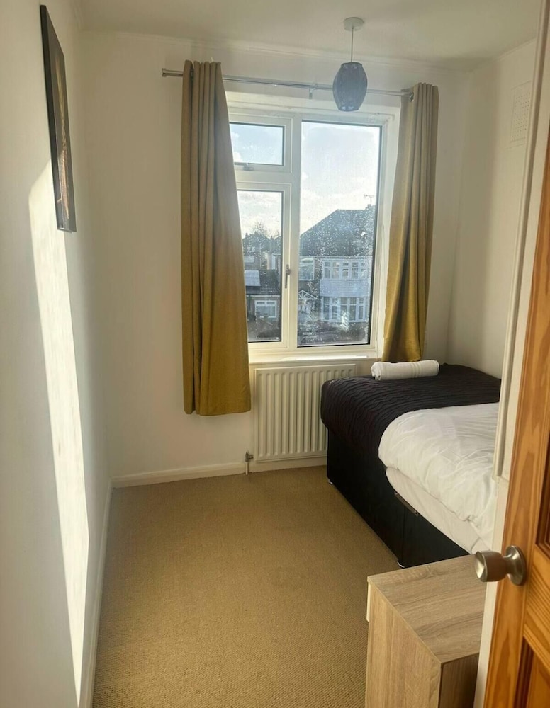 Serene Leeds Retreat - 3 Bedroom House view 4