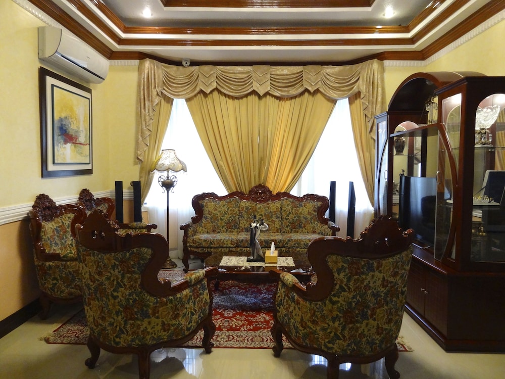 The Executive Villa Inn & Suites