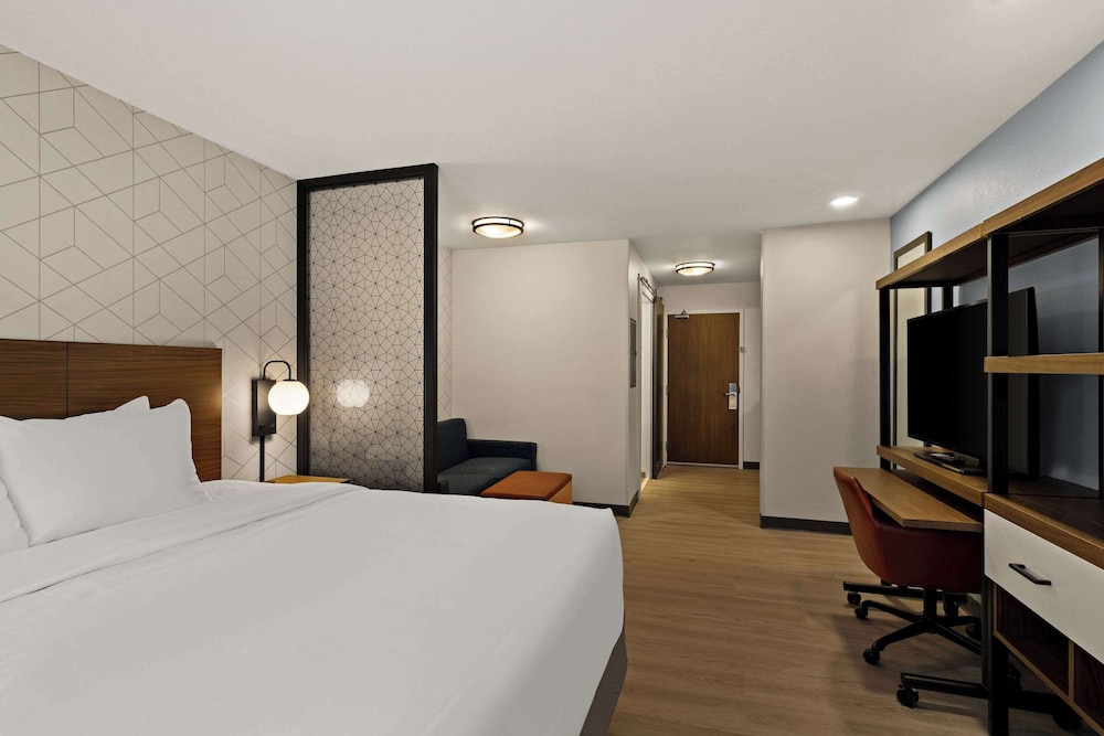 Everhome Suites El Paso Airport Near Fort Bliss