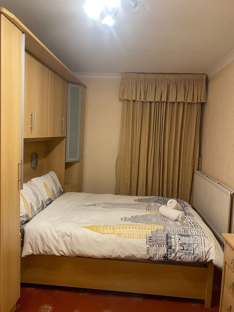 Charming 4-bedroom Apartment in East London - Perfect City Getaway